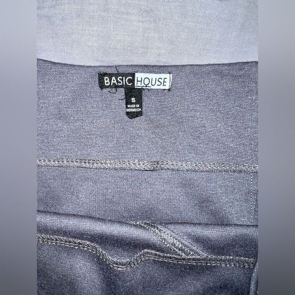Size small basic house gray pull on style mini skirt with an elastic waist - Picture 3 of 3